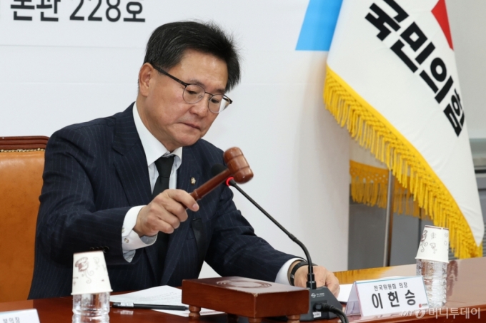 이헌승 국민의힘 전국위원회 의장이 30일 오전 서울 여의도 국회에서 열린 제14차 전국위원회에서 개의를 선언하고 있다. 2024.12.30/사진=뉴스1 