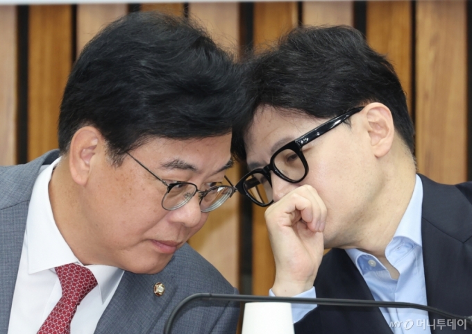 국민의힘 한동훈 대표와 송언석 기획재정위원장이 22일 서울 여의도 국회에서 열린 금융투자소득세 폐지 정책 토론회에서 대화하고 있다. 2024.08.22. /사진=뉴시스 /사진=고승민