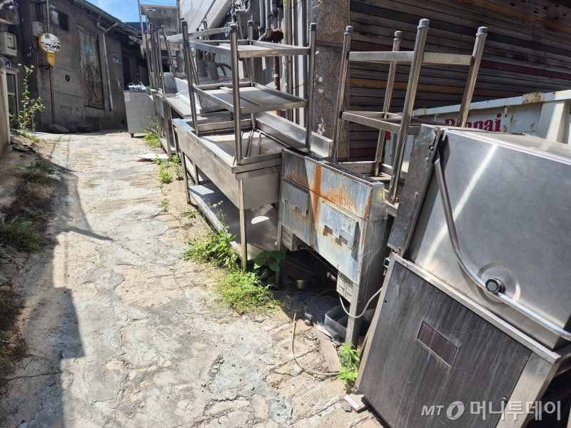 지난 12일 오전 서울 중구 황학동 주방거리 일대. 매장 앞, 길거리, 창고에 중고 주방기기가 가득하다./사진=유예림 기자