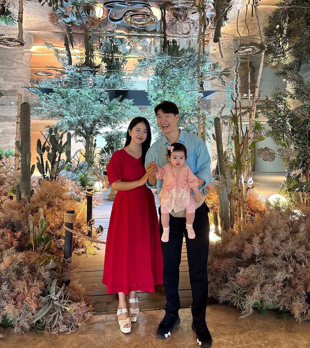 방송인 박수홍이 지난 15일 자신의 인스타그램을 통해 아내 김다예가 출산 후 7개월 만에 몸무게 30㎏ 감량에 성공했다며, 앞으로 10㎏ 더 감량 예정이라고 밝혔다./사진=박수홍 인스타그램