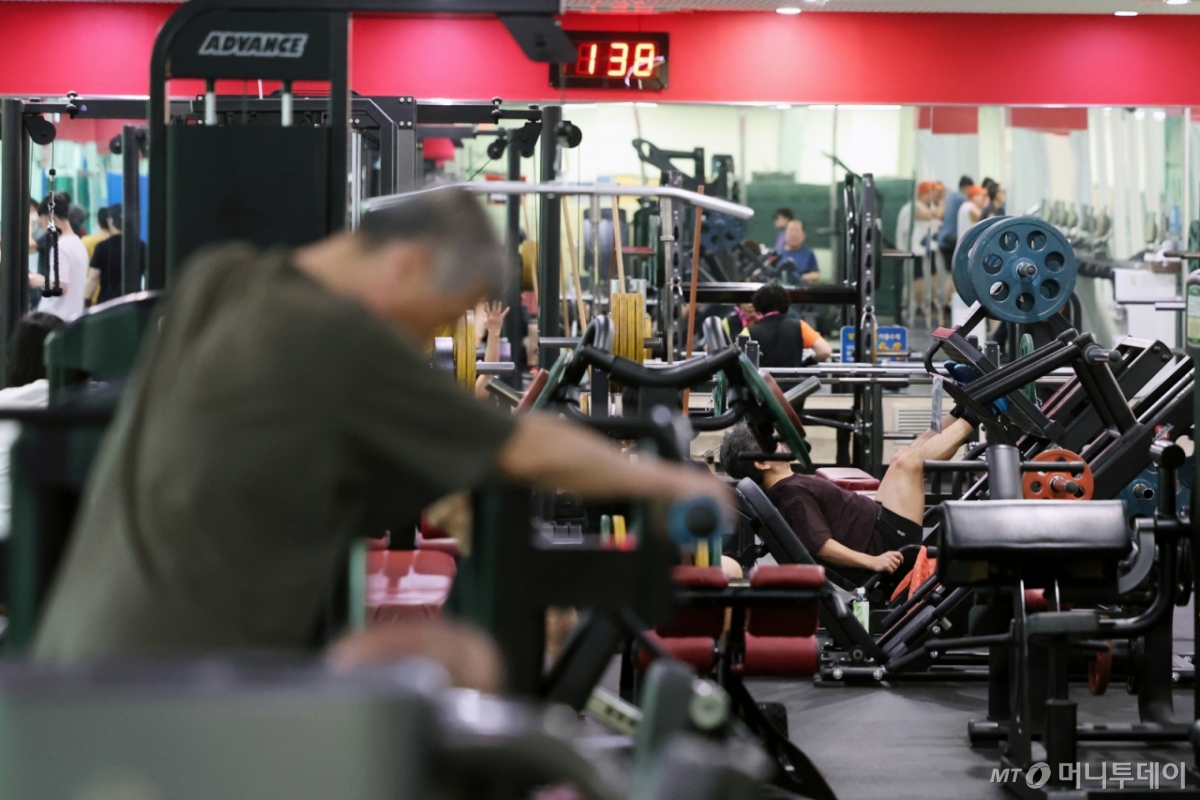 (고양=뉴스1) 황기선 기자 = 수영장에서 강습을 받거나 헬스장에서 퍼스널트레이닝(PT)을 받는 경우 이용 요금과 강습비가 구분되지 않으면 전체 금액의 50%가 소득공제 받을 수 있다.  기획재정부는 '2024년 세법 개정 후속 시행규칙 개정안'을 발표, 올해 7월부터 시행한다.  이번 시행규칙은 수영장과 헬스장 이용 비용의 50％를 소득공제 대상인 시설 이용료로 간주한다는 의미다. 또 총급여가 7천만 원 이하의 근로소득자는 헬스장과 수영장 시설 이용료의 30％를 300만 원 한도 내에서 소득공제 받을 수 있다.   사진은 이날 경기 고양시의 한 헬스장의 모습. 2025.2.27/뉴스1  Copyright © 뉴스1. All rights reserved. 무단 전재 및 재배포,  AI학습 이용 금지. /사진=(고양=뉴스1) 황기선 기자