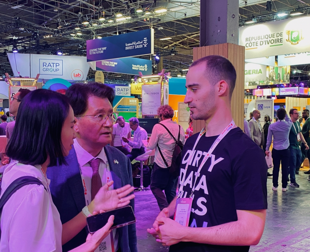 유종필 창업진흥원장(가운데)이 비바테크 2025 전시장에서 해외 기업 관계자를 만나 대화하고 있다./사진= 김성휘 기자