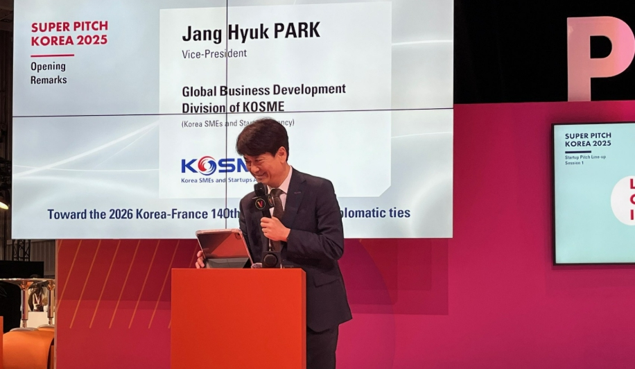 박장혁 중진공 글로벌성장이사가 '비바테크 2025' 기간 '슈퍼 피치 코리아'에서 인삿말하고 있다. /사진=중진공