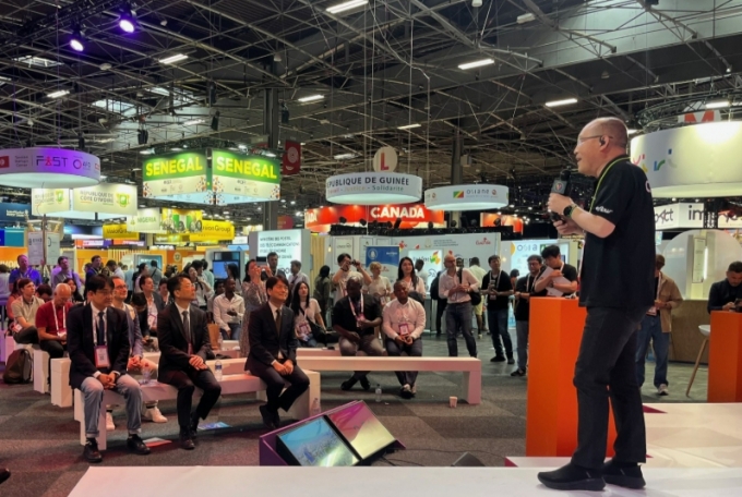 심재윤 중소벤처기업부 창업정책과장(앞줄 가운데), 박장혁 중진공 글로벌성장이사(앞줄 오른쪽)가 '비바테크 2025'에서 윤수한 이플로우 대표의 피칭을 듣고 있다./사진=중진공