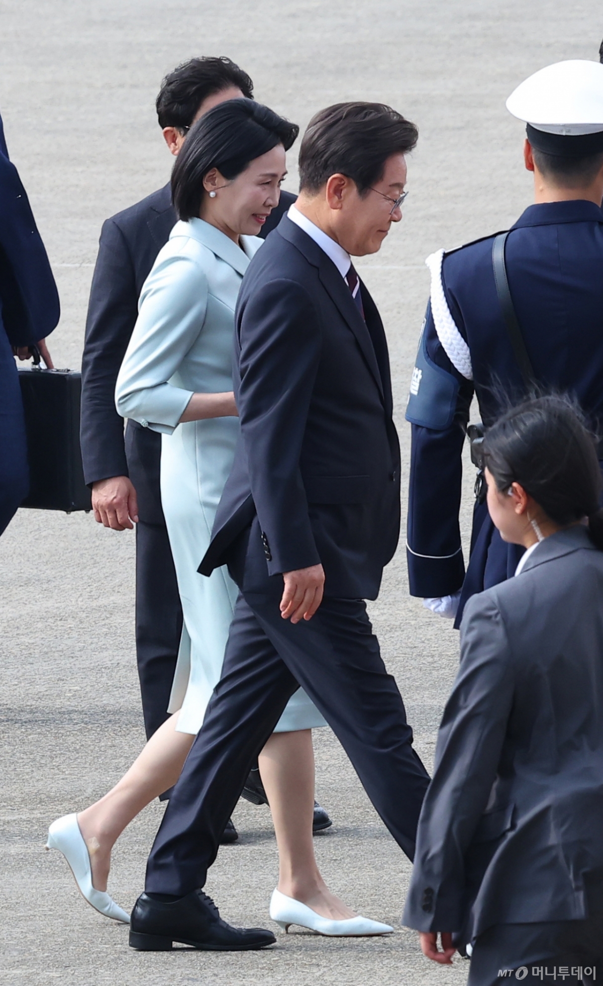 [성남=뉴시스] 최진석 기자 = 주요 7개국(G7) 정상회의 참석차 캐나다를 방문하는 이재명 대통령과 부인 김혜경 여사가 16일 성남 서울공항에서 공군 1호기에 탑승하고 있다. 2025.06.16. myjs@newsis.com /사진=최진석