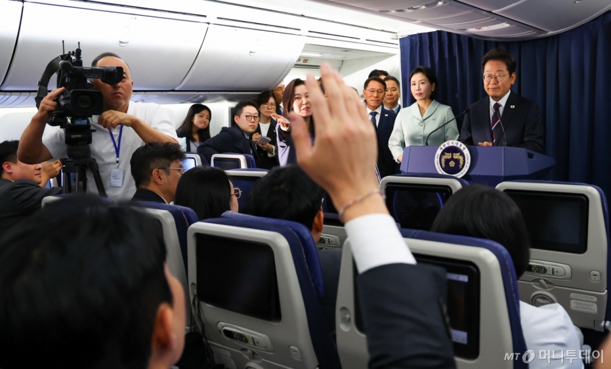 [캘거리=뉴시스] 최진석 기자 = 이재명 대통령이 16일(현지 시간)  주요 7개국(G7) 정상회의 참석을 위해 캐나다 앨버타주 캘거리로 향하는 공군 1호기에서 기자간담회를 하고 있다. 2025.06.17. myjs@newsis.com /사진=최진석