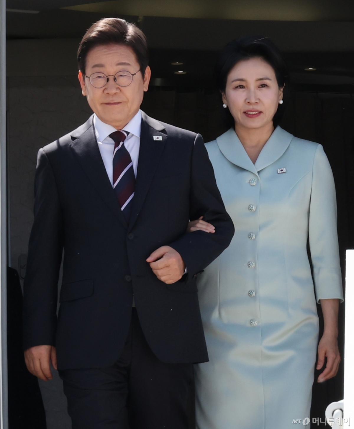 [캘거리=뉴시스] 최진석 기자 = 주요 7개국(G7) 정상회의에 참석하는 이재명 대통령이 16일(현지 시간) 캐나다 앨버타주 캘거리국제공항에 도착해 김혜경 여사와 공군 1호기에서 내리고 있다. 2025.06.17. myjs@newsis.com /사진=