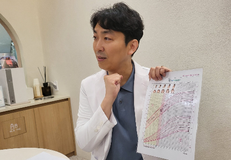 윤종서 원장이 16일 소아청소년성장도표를 이용한 진료 방식에 대해 설명하고 있다. 그는 "아이들의 성장과 사춘기를 '흐름'으로 진단하고 해석하는 진료를 지향한다"고 말했다./사진=박정렬 기자