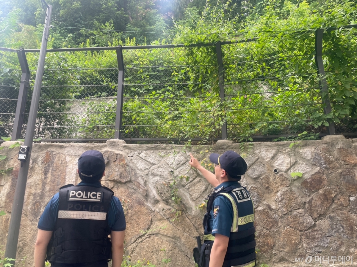 지난 10일 경찰관들이 관악구 신림동에서 산사태취약지역에 설치된 안전시설을 확인하고 있다. /사진=이현수 기자.