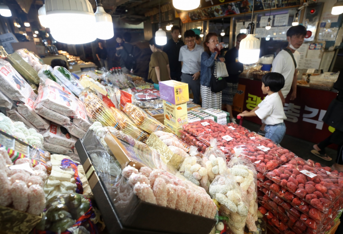 지난해 추석연휴를 일주일 앞둔 9월8일 오후 서울 종로구 광장시장에서 고객들이 추석 제수용품을 구매하고 있다. /사진=뉴스1.