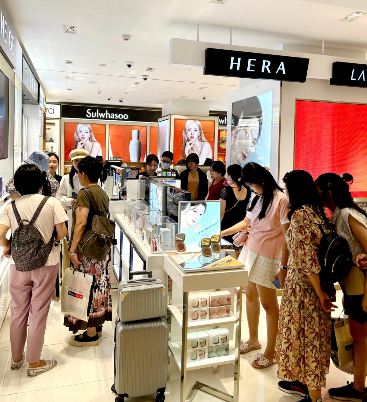 지난 2023년 한국행 첫 중국 패키지 단체 관광객이 서울시 장충동 소재 신라면세점 서울점에서 쇼핑하고 있다. /사진제공=호텔신라