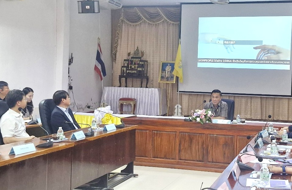 (왼쪽부터)라온피플 윤기욱 CTO, 이석중 대표, 쏭삭통시 내무부 차관이 태국 붕깐주 AI 수해탐지 프로젝트 회의를 진행하고 있다./사진제공=라온피플