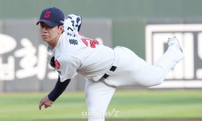 롯데 홍민기가 18일 사직 한화전에서 역투하고 있다. /사진=김진경 대기자