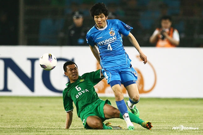 2012년 5월 열린 아시아축구연맹(AFC) 챔피언스리그에서 강민수(오른쪽)에게 태클하고 있는 쉬량. /AFPBBNews=뉴스1
