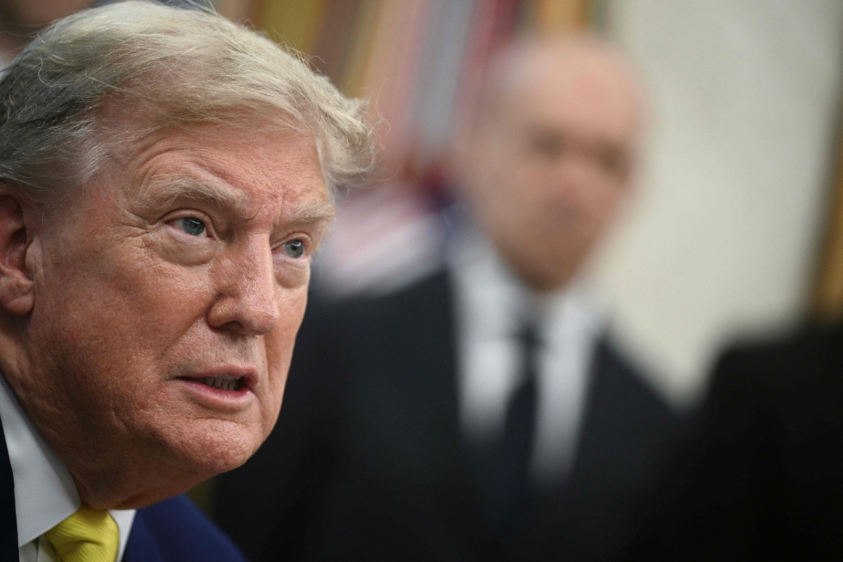 도널드 트럼프 미국 대통령이 18일(현지시간) 워싱턴DC 백악관 집무실에서 기자들의 질문에 답하고 있다. /AFP=뉴스1