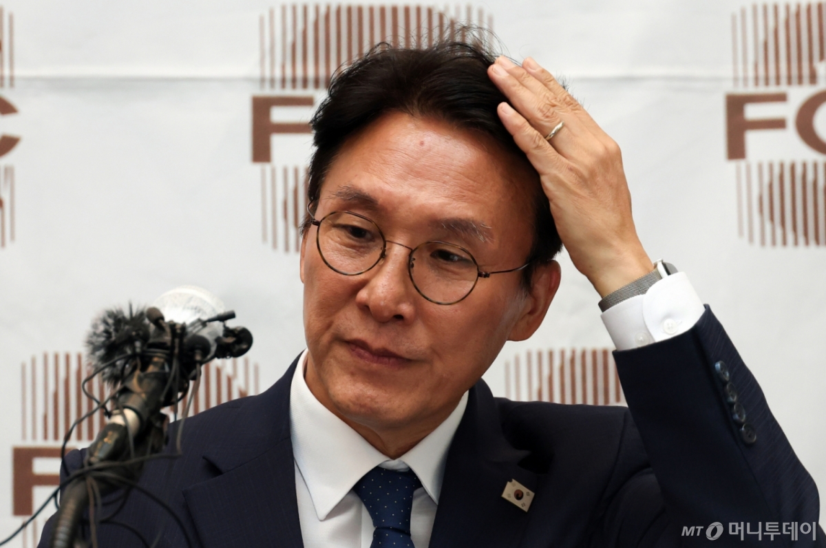 (서울=뉴스1) 김명섭 기자 = 김민석 국무총리 후보자가 17일 오후 서울 중구 프레스센터에서 열린 외신기자간담회에서 머리를 넘기고 있다.  (공동취재) 2025.6.17/뉴스1  Copyright © 뉴스1. All rights reserved. 무단 전재 및 재배포,  AI학습 이용 금지. /사진=(서울=뉴스1) 김명섭 기자