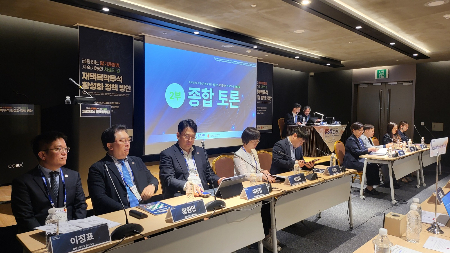 한국의학바이오기자협회와 대한신장학회가 19일 공동 개최한 '급증하는 말기콩팥병, 지속 가능한 치료의 길-재택 복막투석 활성화 정책 방안' 심포지엄에서 대한신장학회 임원과 환자, 언론인 등이 종합토론을 진행하고 있다./사진=박정렬 기자