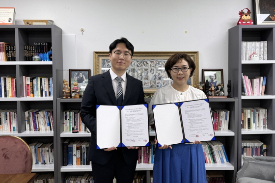 김성민 동선컴퍼니 대표(사진 왼쪽)와 김명희 한국시장경영원 대표가 로컬 상권 활성화 위한 업무협약을 체결하고 기념사진을 촬영 중이다./사진제공=동선컴퍼니