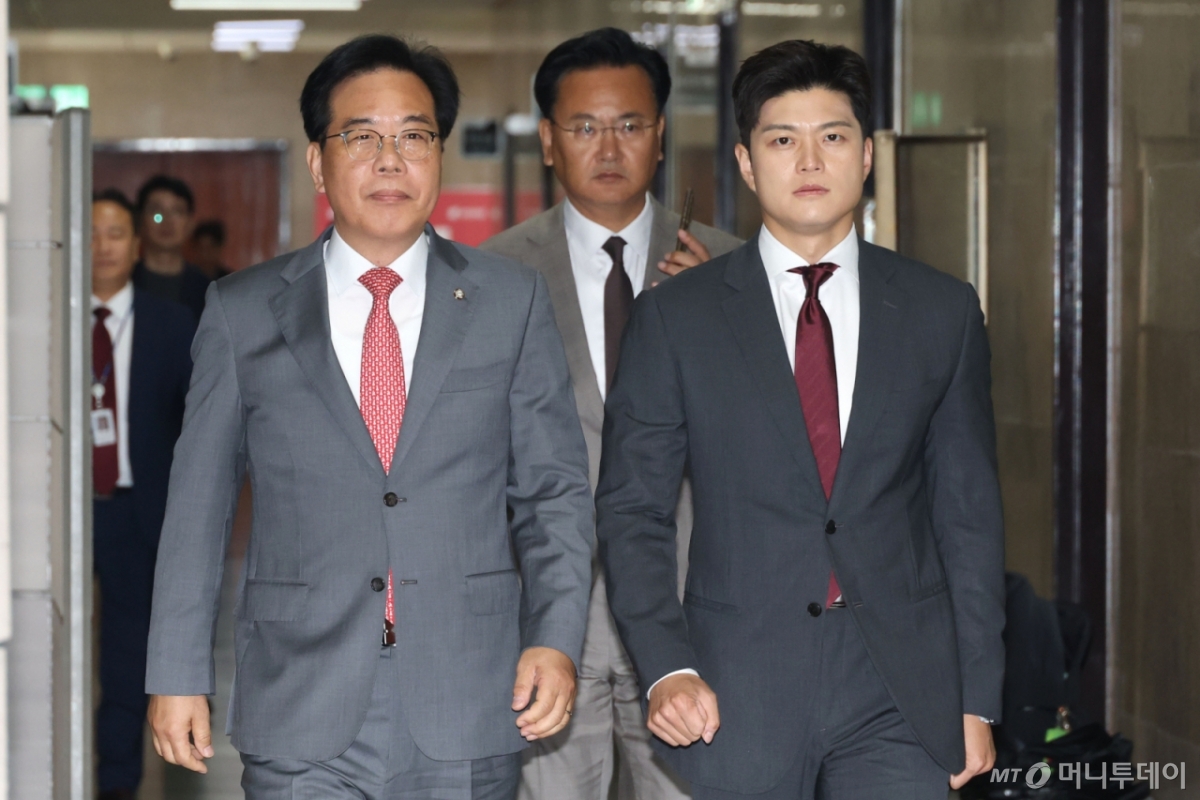 (서울=뉴스1) 이광호 기자 = 김용태 국민의힘 비상대책위원장과 송언석 원내대표가 19일 오전 서울 여의도 국회에서 열린 비리백화점 이재명 정부 인사청문회 대책회의에 참석하고 있다. 2025.6.19/뉴스1 Copyright © 뉴스1. All rights reserved. 무단 전재 및 재배포, AI학습 이용 금지. /사진=(서울=뉴스1) 이광호 기자