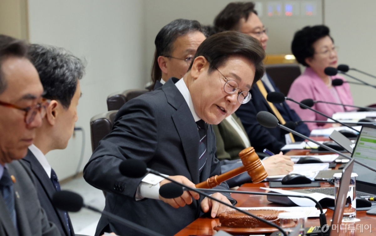 [서울=뉴시스] 고범준 기자 = 이재명 대통령이 19일 서울 용산구 대통령실 청사에서 열린 국무회의에서 의사봉을 두드리고 있다. (대통령실통신사진기자단) 2025.06.19. bjko@newsis.com /사진=