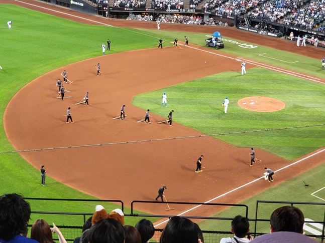 클리닝 타임에 그라운드를 정비하는 모습. 인원이 많은 것이 눈에 띈다. /사진=필자 제공