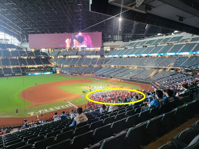 경기 후 관중들(노란 원)이 그라운드로 내려가 공연을 관람하고 있다. /사진=필자 제공