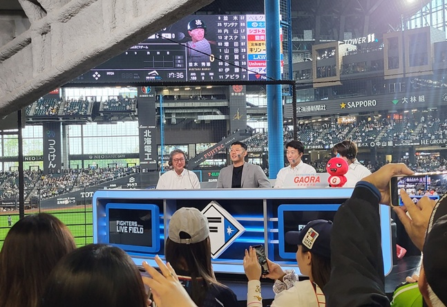 경기 전 중계진의 방송 모습을 관중이 지켜보고 있다. /사진=필자 제공