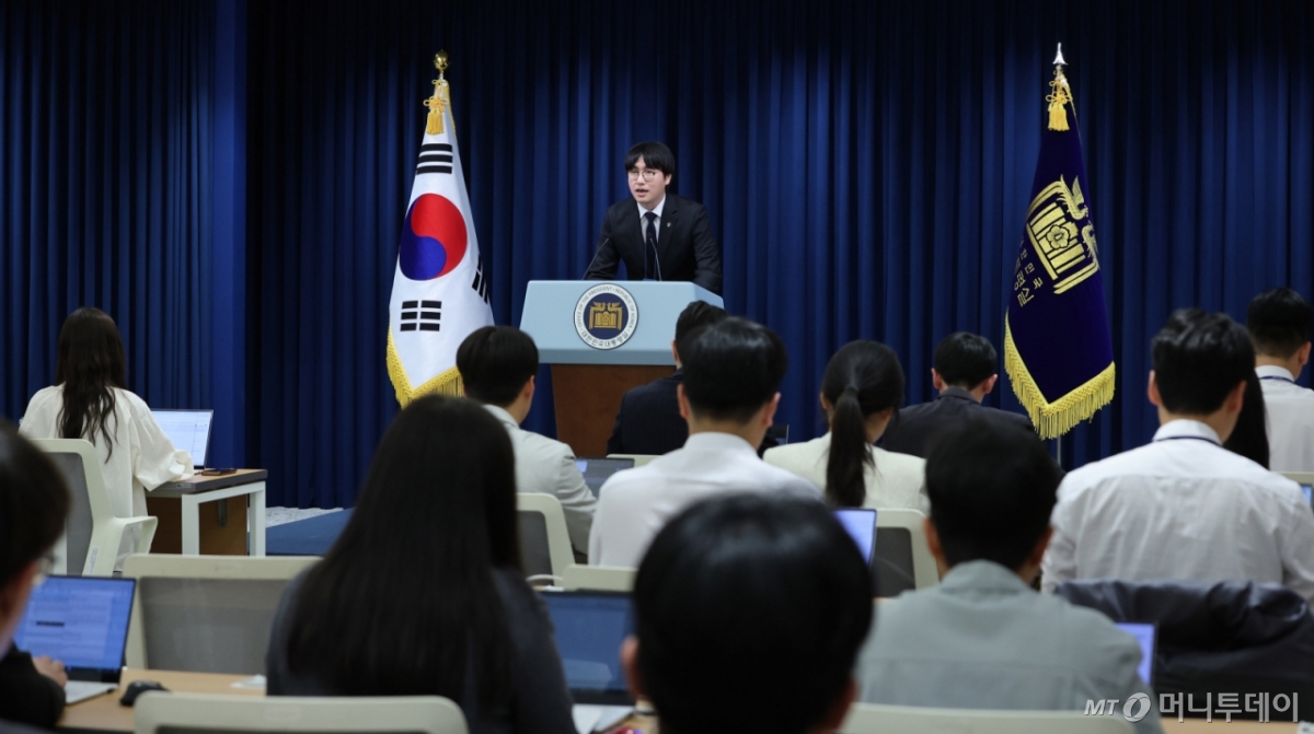 (서울=뉴스1) 박지혜 기자 = 하정우 AI미래기획수석이 19일 서울 용산구 대통령실 청사에서 이공계특별법 관련 브리핑을 하고 있다.  2025.6.19/뉴스1  Copyright © 뉴스1. All rights reserved. 무단 전재 및 재배포,  AI학습 이용 금지. /사진=(서울=뉴스1) 박지혜 기자