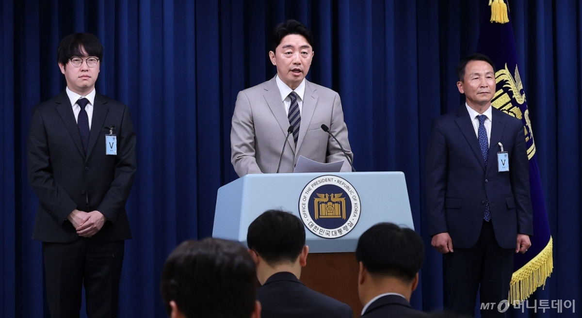(서울=뉴스1) 박지혜 기자 = 강훈식 대통령 비서실장이 15일 서울 용산구 대통령실 청사에서 인선 관련 브리핑을 하고 있다.   이재명 대통령은 이날 국가안보실 1차장에 김현종 전 국방개혁비서관을 임명했다. 국가안보실 2차장에는 임웅순 주캐나다 대사를, 3차장에는 오현주 주교황청 대사를 각각 임명했다. AI미래기획수석에는 하정우 네이버클라우드 인공지능(AI)혁신센터장을 임명했다.   왼쪽부터 하정우 AI 미래기획수석, 강 비서실장, 김현종 국가안보실 1차장. 2025.6.15/뉴스1  Copyright © 뉴스1. All rights reserved. 무단 전재 및 재배포,  AI학습 이용 금지. /사진=(서울=뉴스1) 박지혜 기자