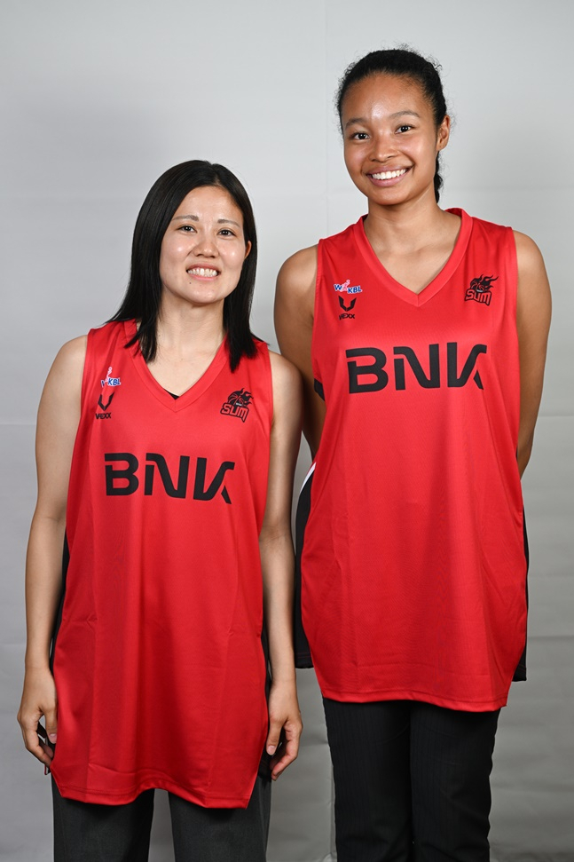 BNK 스나가와 나츠키(왼쪽)와 나카자와 리나. /사진=WKBL 제공