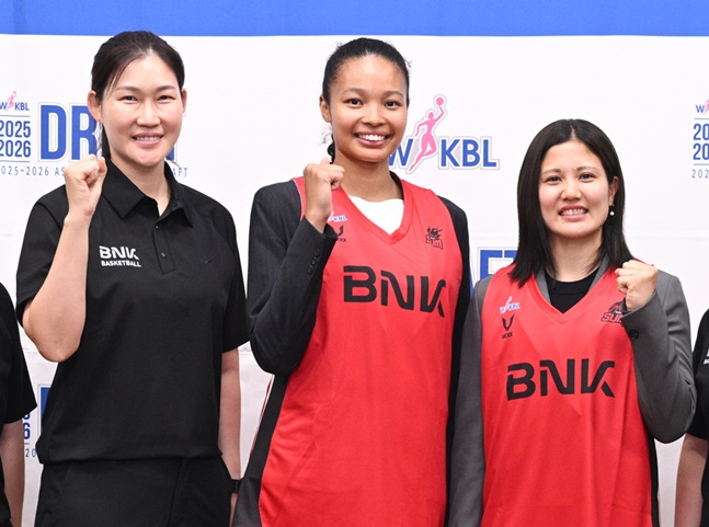 BNK 박정은 감독과 나카자와 리나, 스나가와 나츠키(왼쪽부터)가 6일 열린 2025~2026 WKBL 아시아쿼터 드래프트 후 기념촬영을 하고 있다. /사진=WKBL 제공