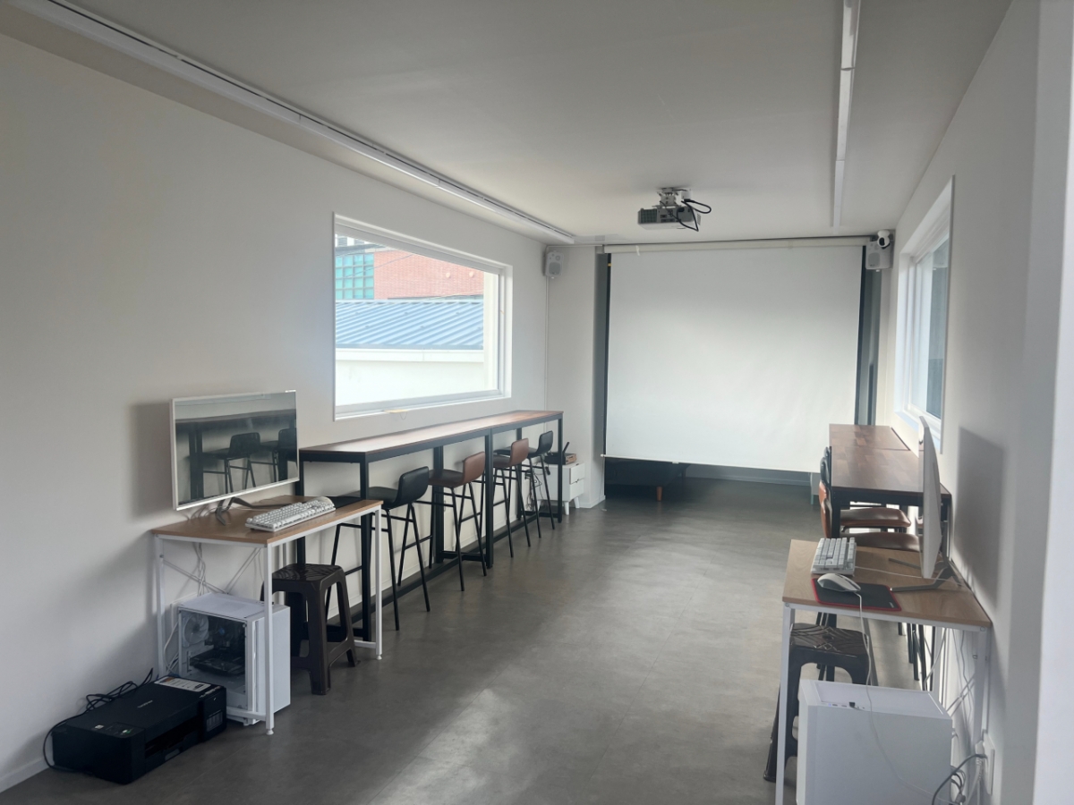 벧엘기둥교회 2층에는 누구든 들어와 공부할 수 있는 공간이 마련돼 있다./사진=민수정 기자.