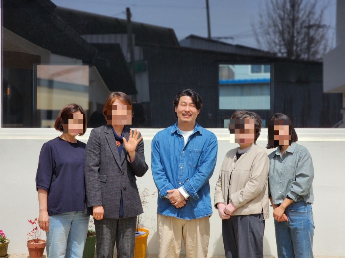 지난 4월16일 안민혁 목사와 증평군청 직원들이 벧엘기둥교회 앞에서 사진을 찍고 있는 모습. 안 목사는 푸른 셔츠를 입고 가운데 서 있다. /사진=안민혁 목사 제공.