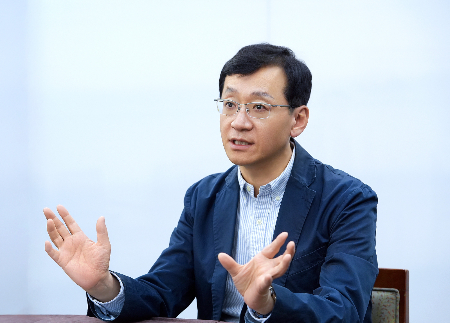 김성현 동아대병원 혈액종양내과 교수가 최근 머니투데이와 만난 자리에서 급성 골수성 백혈병의 치료 방법에 대해 이야기하고 있다.