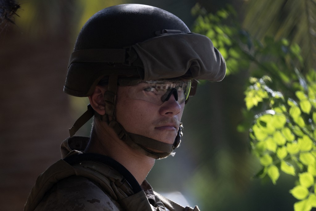 18일(현지시간) 미국 캘리포니아주 LA의 웨스트우드 연방청사 앞에서 한 미국 해병대원이 경비를 서고 있다./AFPBBNews=뉴스1