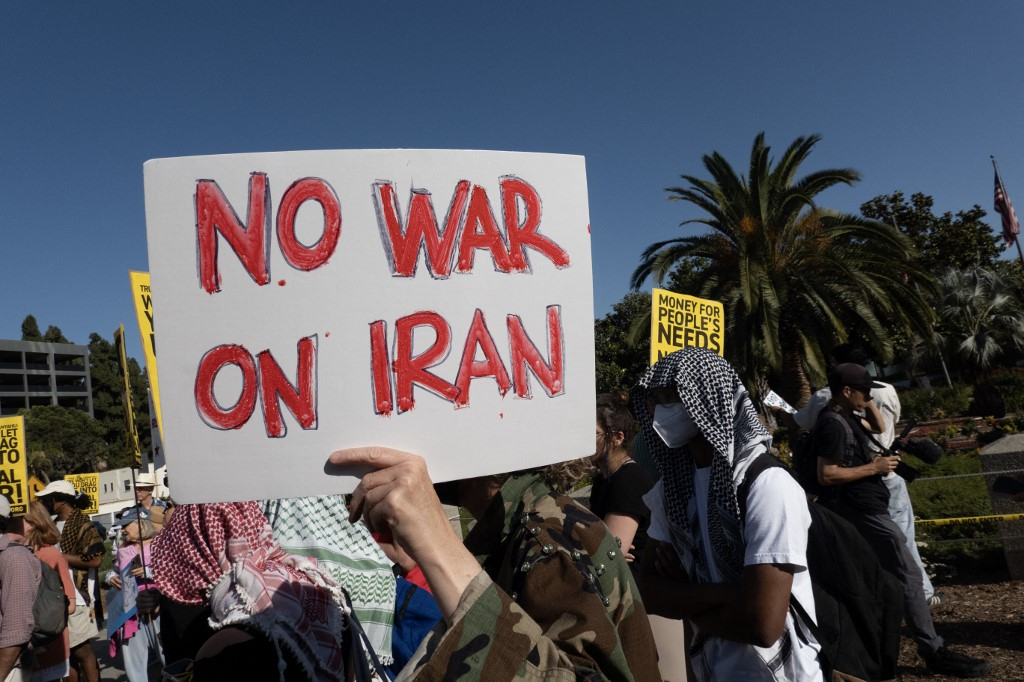 18일(현지시간) 미국 캘리포니아주 LA에서 시위대가 미국의 이스라엘-이란 분쟁 개입에 반대하는 시위를 벌이고 있다./AFPBBNews=뉴스1