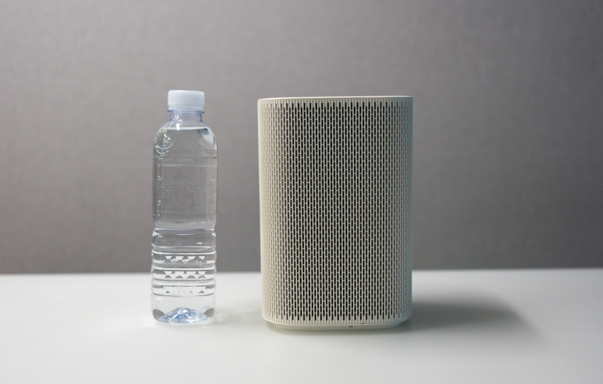 '더 프리미어5'의 본체와 500ml 생수병을 비교한 모습 /사진=김남이 기자