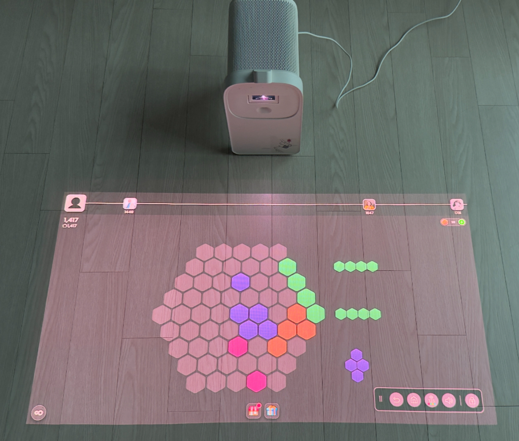바닥에 화면을 투사하는 '더 프리미어5'의 모습 /사진=김남이 기자