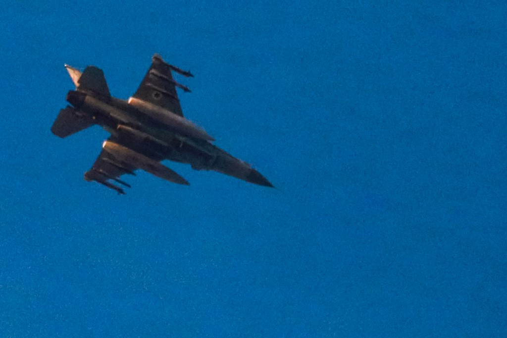 17일(현지시간) 이스라엘의 F-16 전투기가 가자지구 북부 자발리아 상공을 비행하고 있다/AFPBBNews=뉴스1