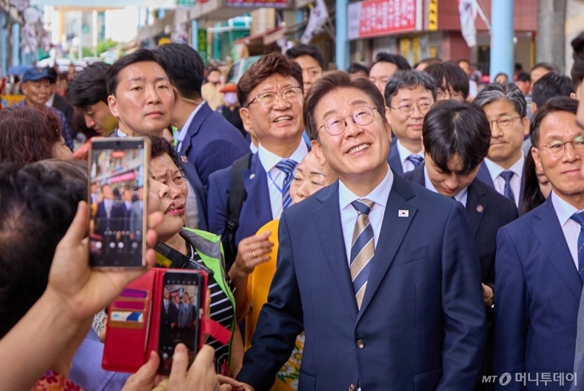 (서울=뉴스1) 박지혜 기자 = 이재명 대통령이 20일 울산 울주군 언양알프스시장을 방문하고 있다. (대통령실 제공. 재판매 및 DB 금지) 2025.6.20/뉴스1 Copyright © 뉴스1. All rights reserved. 무단 전재 및 재배포, AI학습 이용 금지. /사진=(서울=뉴스1) 박지혜 기자