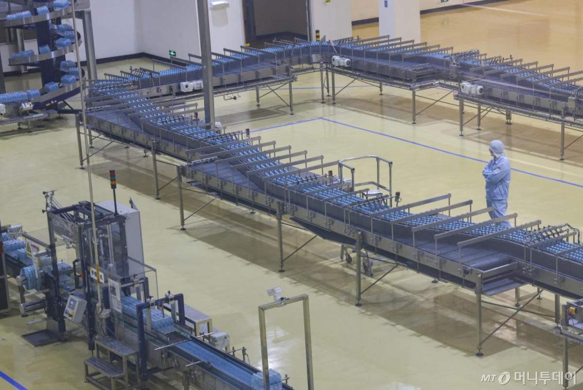 [옌볜=뉴시스] 정병혁 기자 = 지난 11일 중국 지린성 옌볜 조선족자치주 안도현 이도백하진 농심 백산수 신공장에서 백산수사 생산되고 있다. (공동취재) 2025.06.15. photo@newsis.com /사진=뉴시스
