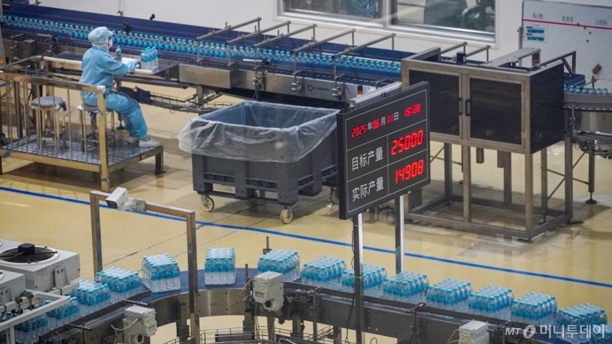 [옌볜=뉴시스] 정병혁 기자 = 지난 11일 중국 지린성 옌볜 조선족자치주 안도현 이도백하진 농심 백산수 신공장에서 백산수사 생산되고 있다. (공동취재) 2025.06.15. photo@newsis.com /사진=