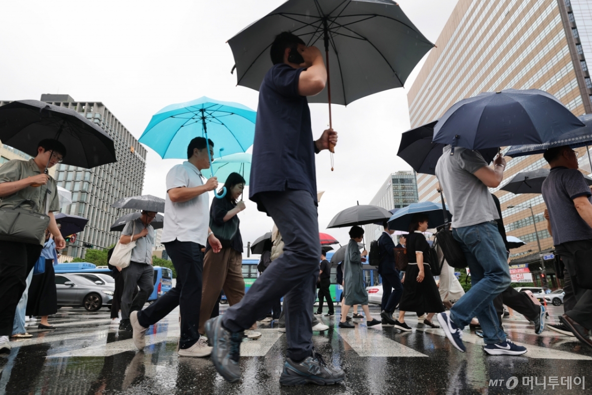 (서울=뉴스1) 임세영 기자 = 장마가 시작되며 서울 전역에 호우주의보가 내려진 20일 오전 서울 광화문네거리에서 우산을 쓴 시민들이 출근하고 있다. 2025.6.20/뉴스1 Copyright © 뉴스1. All rights reserved. 무단 전재 및 재배포, AI학습 이용 금지.