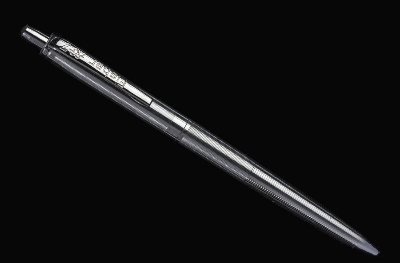 이 펜은 아폴로 7, 8, 9, 10, 11호에 실린 펜과 동일합니다. 이 펜은 '우주 펜'으로 우주에서 어느 방향으로든 사용할 수 있다. Fisher AG-7 우주펜은 NASA가 중력이 없는 우주 환경에서도 글을 쓸 수 있는 펜이 필요했던 1960년대에 Fisher Pen Company가 수행한 '백만 달러 규모의 연구 프로그램'의 결과물이다.