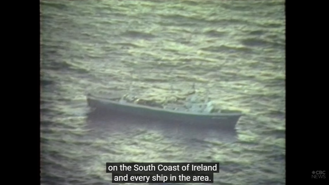 1985년 6월 아일랜드 남부 해안 상공에서 폭발해 바다로 추락한 에어 인디아 182편 항공기 관련 구조 작업 중인 보트의 모습. /사진=유튜브 채널 'CBC News' 캡처 