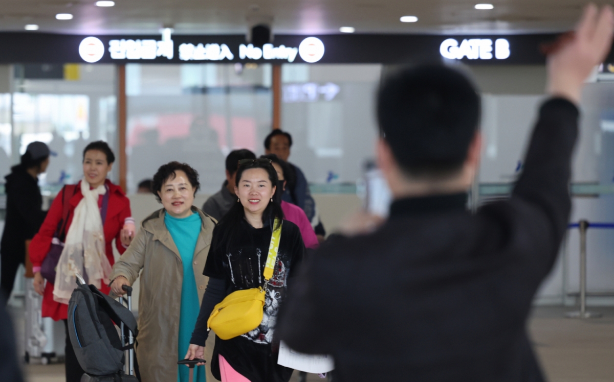 [인천=뉴시스] 전진환 기자 = 인천-단둥 여객수송이 5년 2개월 만에 재개된 가운데 28일 오전 중국 단동훼리(단동국제항운유한공사)의 카페리 편으로 인천 연수구 인천항국제여객부두에 도착한 중국인 관광객들이 입국장을 나오고 있다. 2024.04.28. amin2@newsis.com /사진=전진환