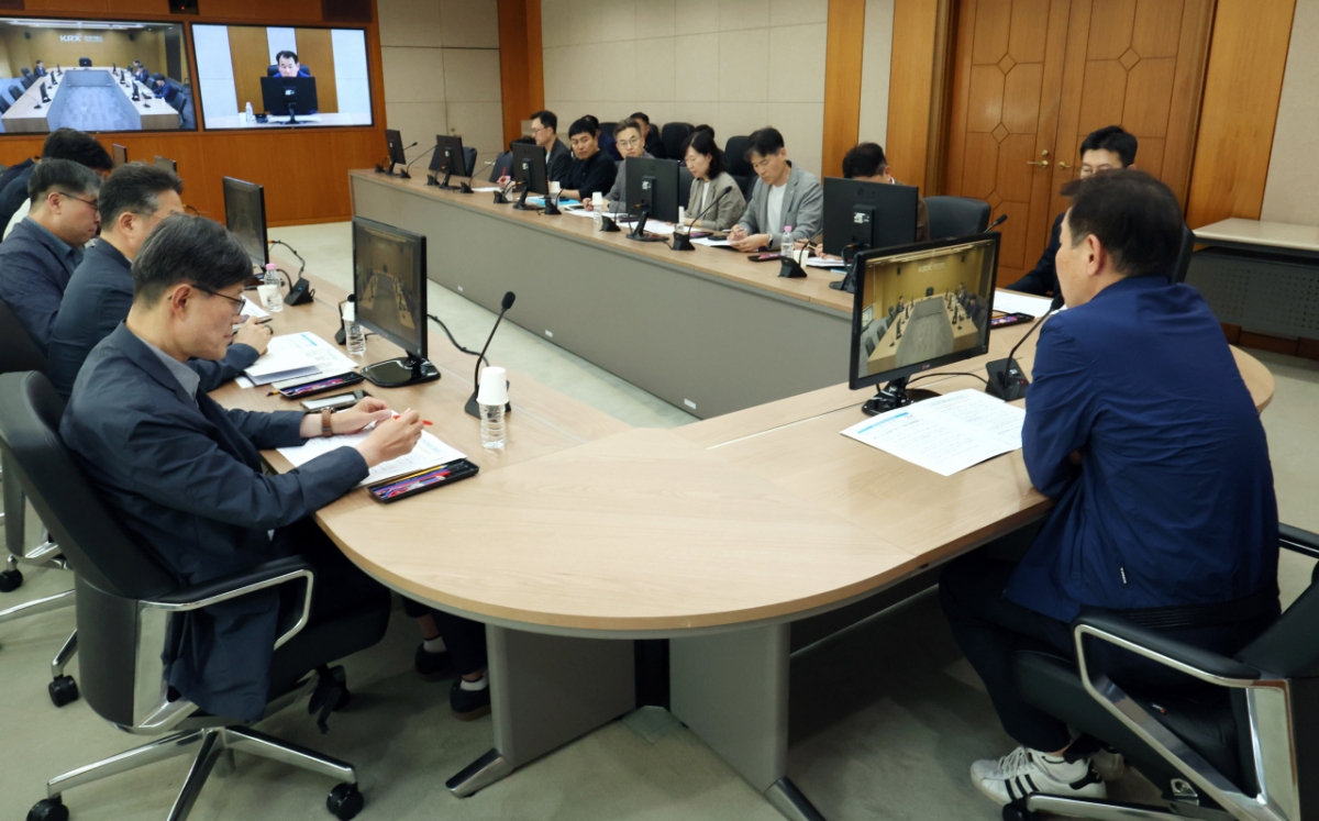 한국거래소가 22일 오후 5시 서울사옥에서 미국의 이란 핵시설 공습이 국내 증시에 미치는 영향을 긴급 점검하기 위해 '긴급 시장점검회의'를 개최하는 모습/사진제공=한국거래소