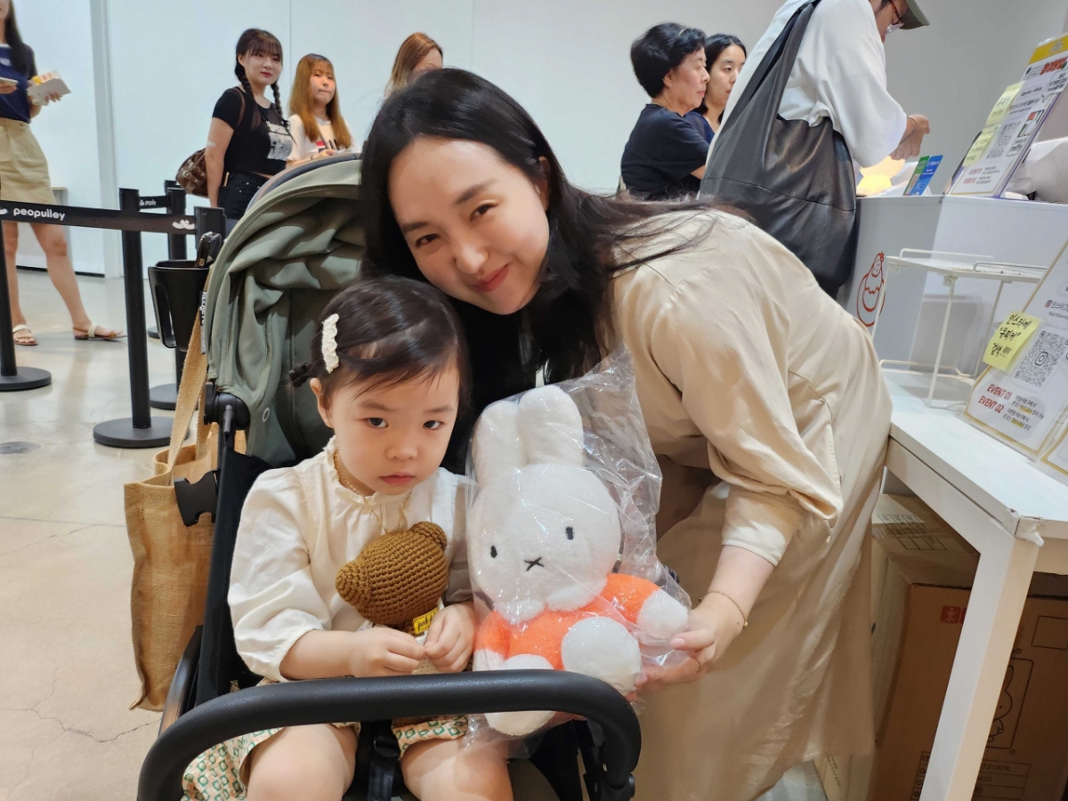 딸과 함께 전시장을 찾은 김단아(34)씨는 "럭키드로우 이벤트에 당첨되어 전시장에 오길 잘했다"며 미소 지었다. 