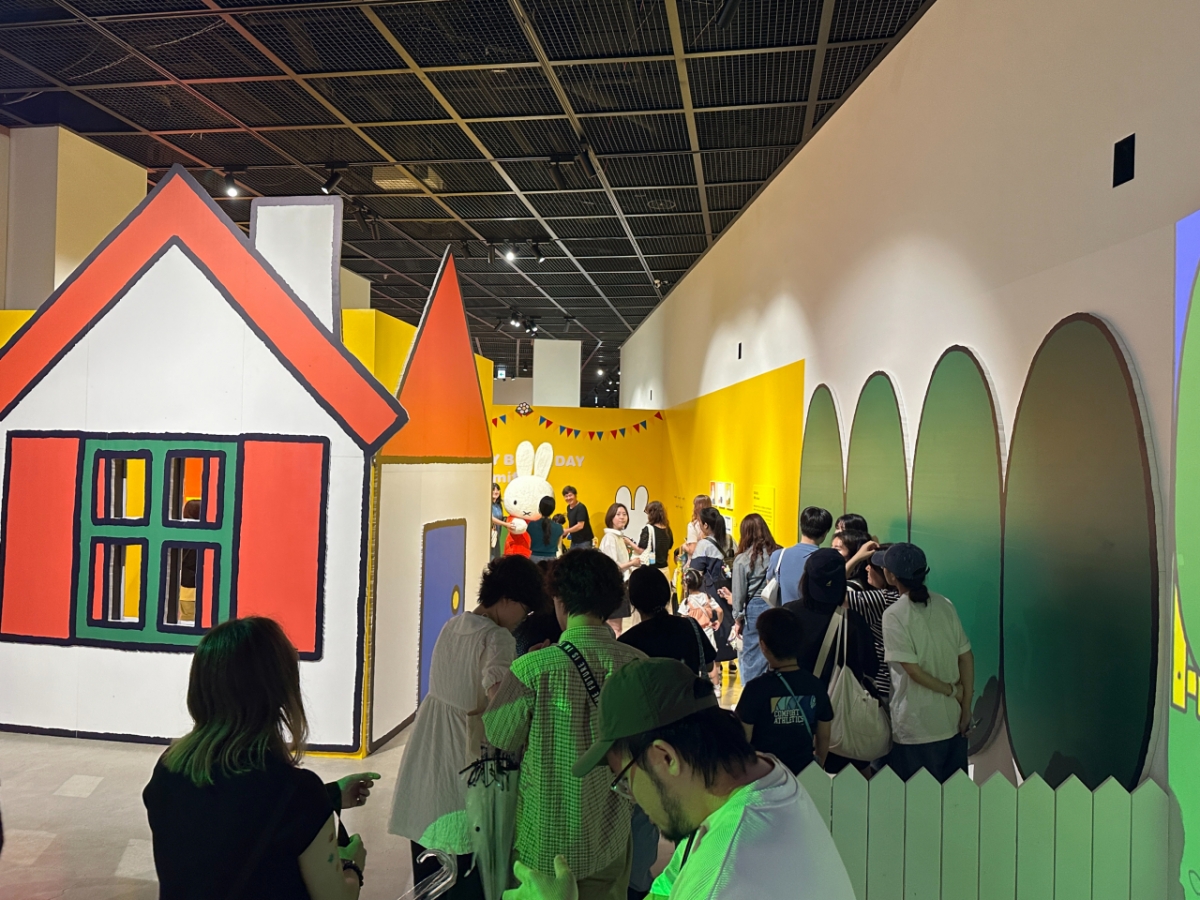 6월 21일 서울 인사동 '미피와 마법 우체통' 전시장에는 실물 미피와 사진을 찍기 위한 관람객들의 긴 줄이 늘어섰다. /사진=(주)피플리