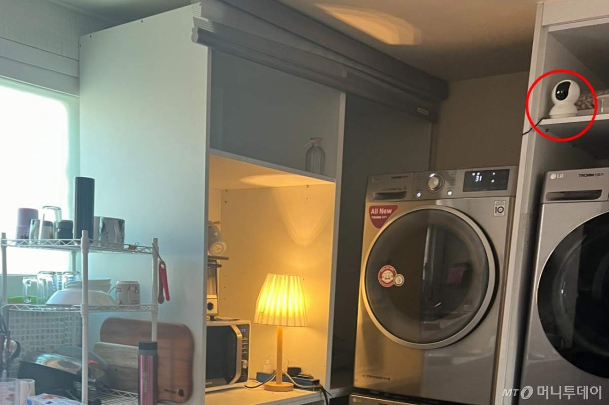 K-POP 아이돌 연수 프로그램에 참여한 외국 국적 여성들이 머물던 서울 마포구의 한 숙소. 숙소 생활공간에 내부를 촬영하는 CCTV(폐쇄회로TV)가 설치된 모습. /사진=B씨 제공.